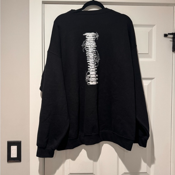 Women’s Black “Spider Vertebra” Crewneck Size 2XL🖤 - Picture 7 of 7